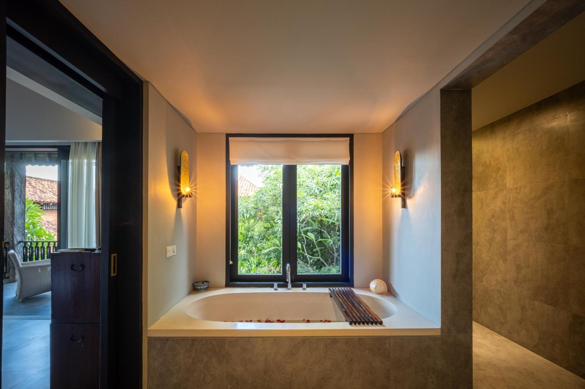 Villa De Suma - Fully Staffed Luxury Villa, Walk To The Beach! 세미냑 외부 사진